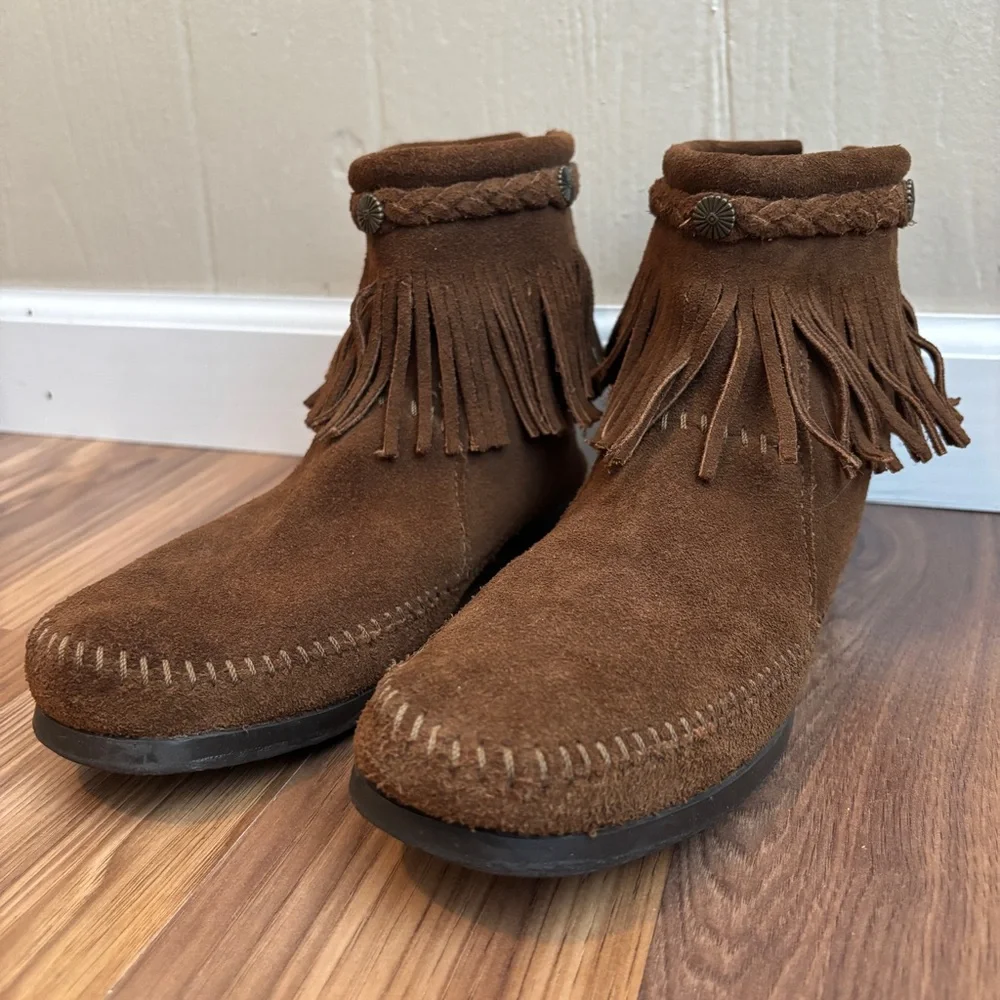 Minnetonka Moccasins 293 High Top Fringe Boot in Dusty Brown Suede - Picture 4 of 10